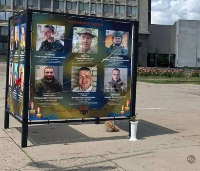 В центре Сум на баннерах с украинскими военными вырезали букву «Z»