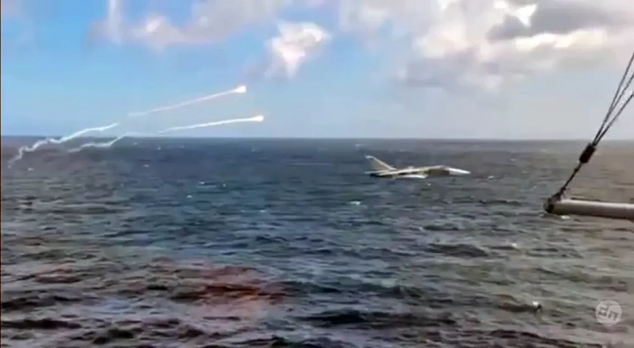 Показано видео отстрела тепловых ловушек Су-24 ВКС РФ над кораблём ВМС США в Балтийском море