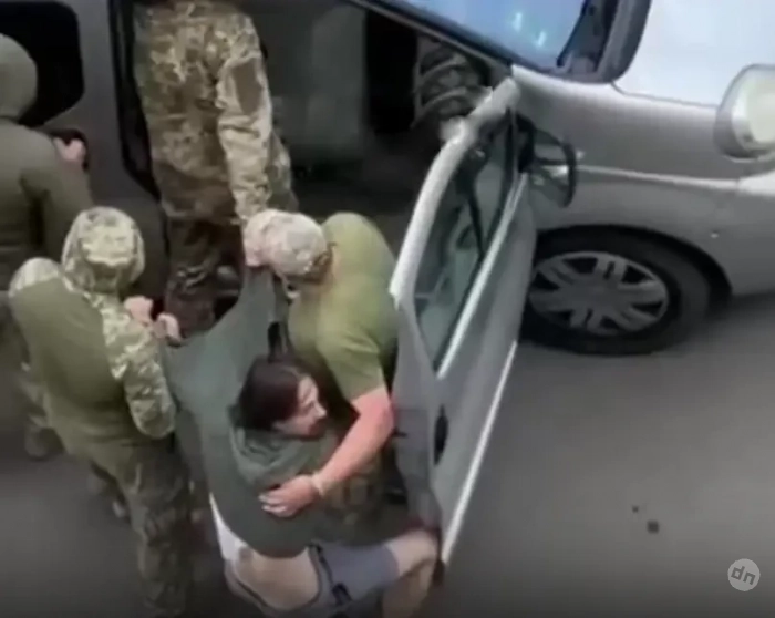 На Украине домашние заготовки не только по дронам: жительница Ровно запустила банкой консервации в сотрудников ТЦК