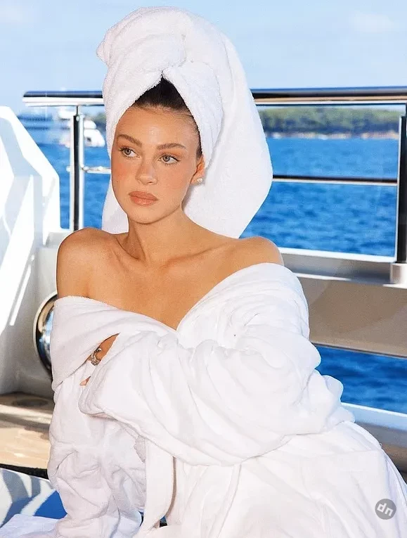 "Грустно, когда 30-летняя женщина постоянно сравнивает себя со свекровью". Николу Пельтц раскритиковали на фоне её вражды с Викторией Бекхэм