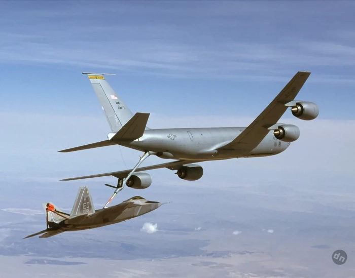 ВВС США хотят оснастить заправщики KC-135 беспилотниками