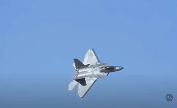 «Станет воздушным штабом для дронов»: в ВВС США решили превратить F-22 в истребитель 6-го поколения «на минималках»