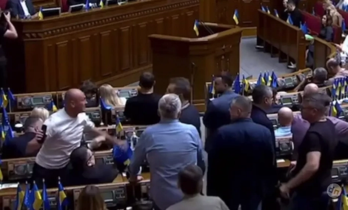 Драки и оскорбления: после жарких дискуссий украинский парламент вернул полномочия западным «надзирателям» из НАБУ