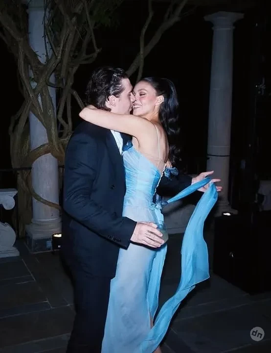 Снимок топлес с матерью и винтажное платье Dolce & Gabbana: Никола Пельтц показала фото с афтепати второй свадьбы с Бруклином Бекхэмом