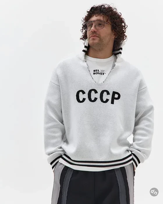Сергей Лавров прибыл на Аляску в свитере с надписью "СССР" челябинского бренда. Его тут же раскупили