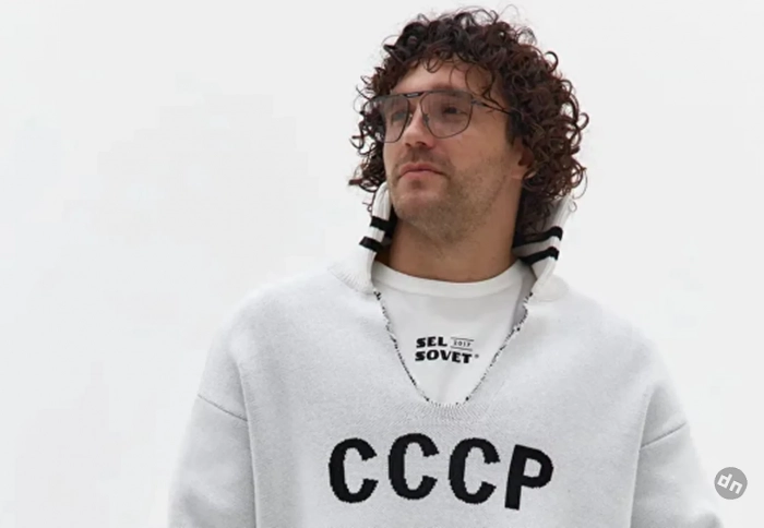 Сергей Лавров прибыл на Аляску в свитере с надписью "СССР" челябинского бренда. Его тут же раскупили