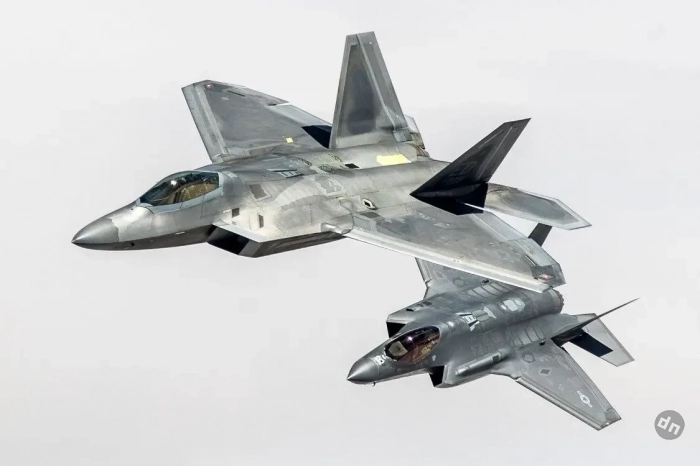 Опубликованы кадры сопровождения истребителями F-22 ВВС США борта президента РФ, вернувшегося на Чукотку