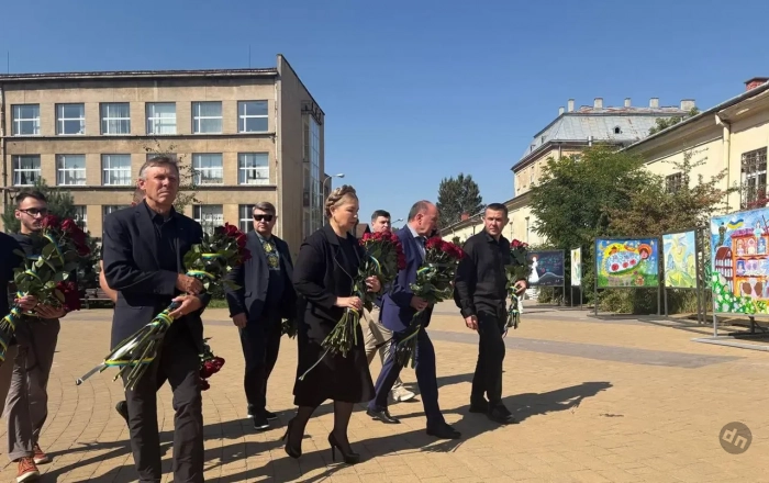 Зеленский не посетил похороны Парубия, что приводит к падению его рейтинга на западе Украины