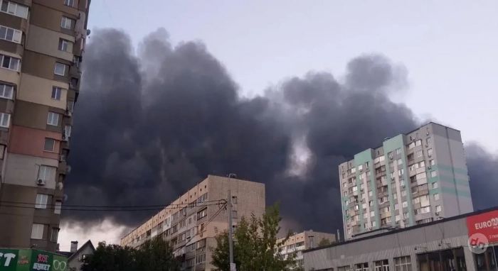 Столб дыма после прилёта в Киеве виден с майдана