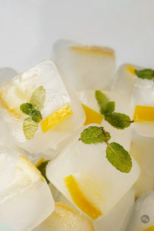 Как убрать отечность с лица после праздников