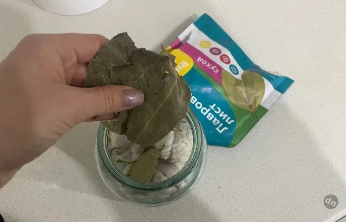 Зачем чеснок хранить с лавровым листом, а в зажарку добавлять лимонный сок: необычные лайфхаки по ведению быта