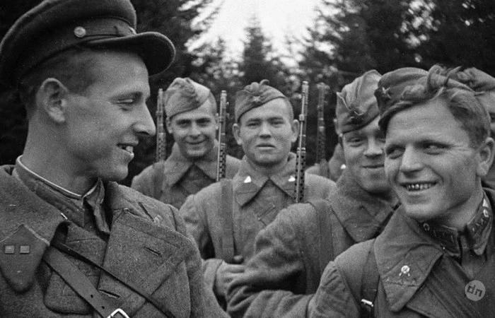 Пилотка: кто первым придумал этот головной убор и благодаря чему он стал таким популярным