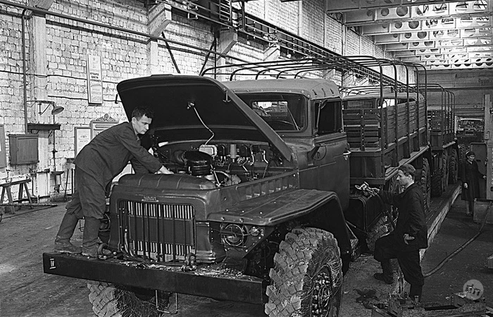 Какая судьба постигла завод «УралАЗ», где когда-то делали известные на всю страну военные грузовики