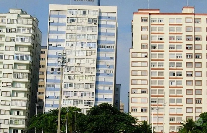 Из-за чего в Бразилии появились целые кварталы кривых падающих домов