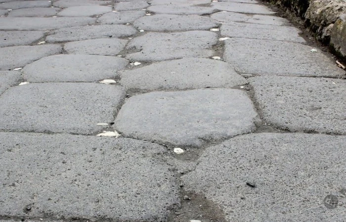 Для чего древние римляне укладывали в дороги мелкие белые камушки