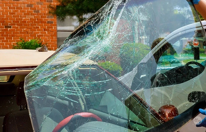 Почему боковые стекла в машине рассыпаются в крошку, а лобовое — нет