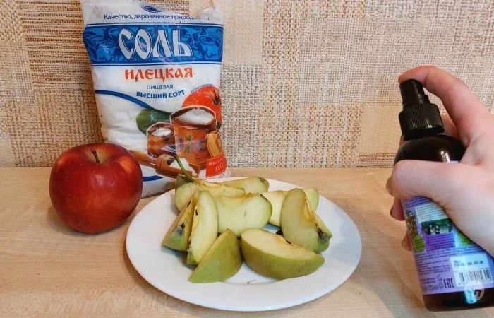 Зачем яблоки сбрызгивать соленой водой, а к луку добавлять воду: бытовые хитрости на каждый день