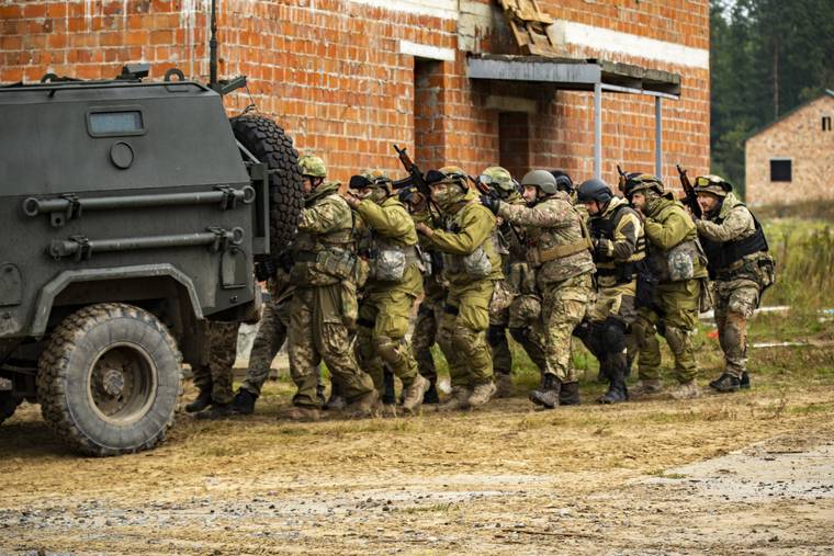 Российские военные превратили ванну в чудо-вездеход