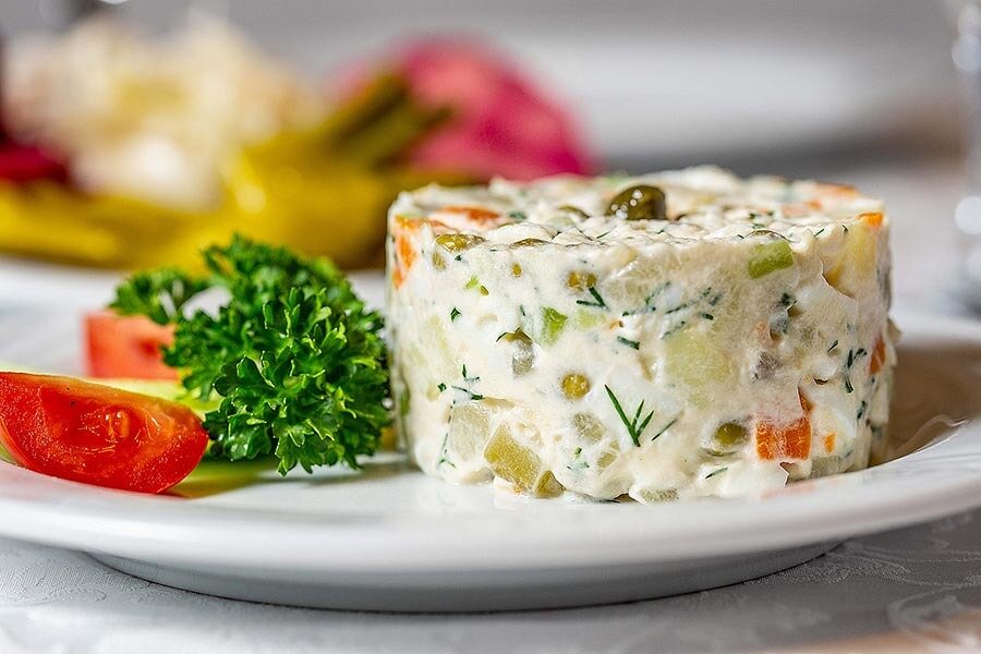 Превратить новогодние салаты в кулинарные шедевры: как приготовить простые, но необычные блюда