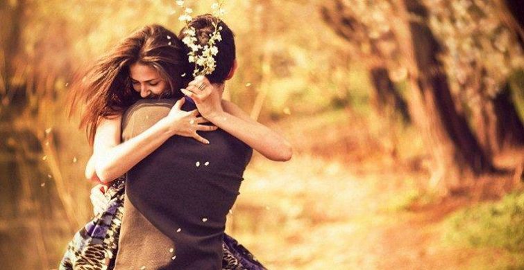 День любимой девушки, 1 августа: красивые поздравления и теплые пожелания в стихах и картинках