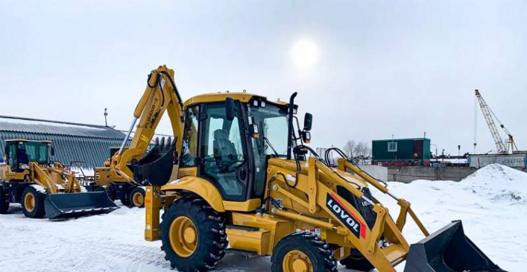 Обзор спецтехники для зимних работ: почему стоит выбрать колесный экскаватор